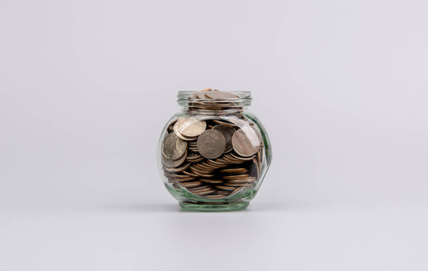 Das Sparen von Münzen in einem Glas spart Geld, um die Zukunft aufzubauen Sparen Sie Geld für Unternehmen. Einkommen. Gehalt. Sparkonzept. - Foto, Bild