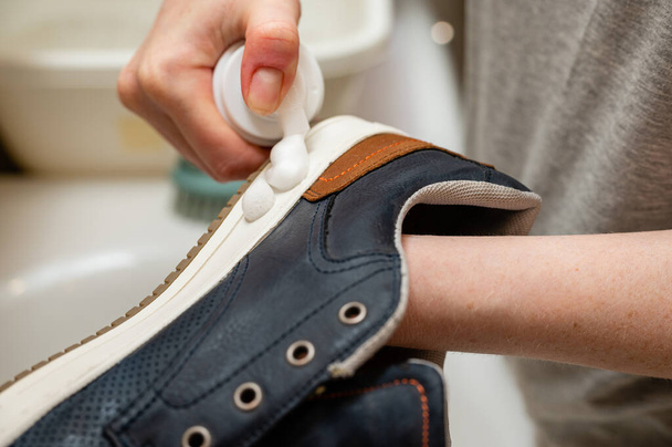 Cipőtisztítás egy speciális cipőápolási termékkel. Közelkép. - Fotó, kép