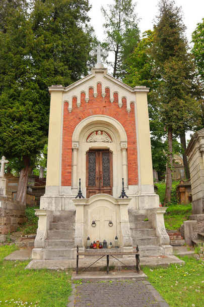  Antiikin mausoleumit (crypts) ja hautakivet kuuluisalla Lychakovin hautausmaalla Lviv, Ukraina - Valokuva, kuva
