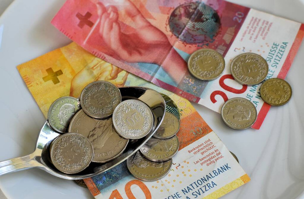 Ελβετικά χρήματα 10,20 φράγκα και μεταλλικά νομίσματα σε κουτάλι - Φωτογραφία, εικόνα