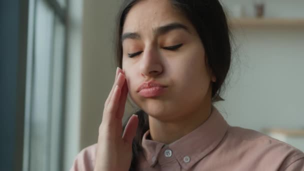 Lähikuva sairas väsynyt arabialainen nainen hieronta temppelit kärsivät päänsärky kivulias pää migreeni paine epämukavuutta. Intialainen tyttö tuntuu huonovointisuus väsymys terveys häiriö sairas nainen kärsii kotona - Materiaali, video