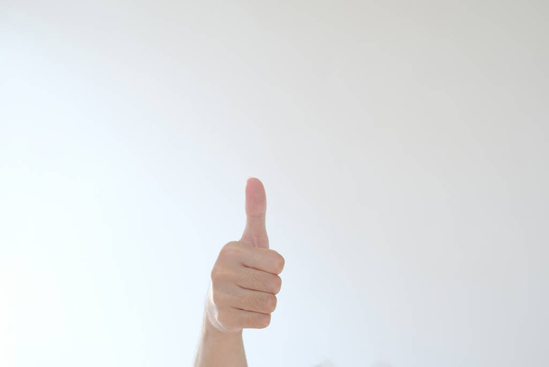 Een duim omhoog hand op geïsoleerde witte achtergrond - Foto, afbeelding