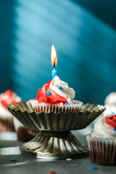 Ημέρα Ανεξαρτησίας 4η Ιουλίου Αμερικάνικο πατριωτικό κόμμα με αμερικανικά σύμβολα. Γλυκό cupcakes διακοσμημένο τυρί κρέμα ή βουτυρόκρεμα. - Φωτογραφία, εικόνα