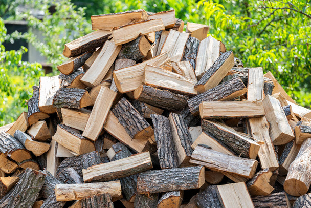 hromada nasekané dřevo na topení zblízka - Fotografie, Obrázek
