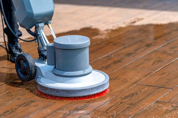 pulizia manuale di pavimenti in calcestruzzo e pietra con spazzola meccanica. Foto di alta qualità - Foto, immagini