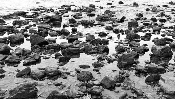 Pierres du bord de mer. Photo noir et blanc
 - Photo, image