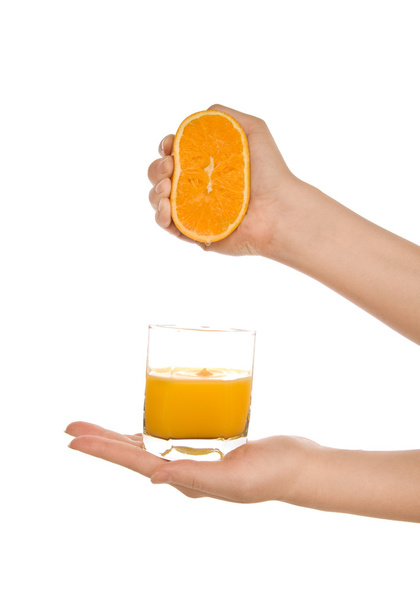 Mains de femme au jus d'orange frais
 - Photo, image