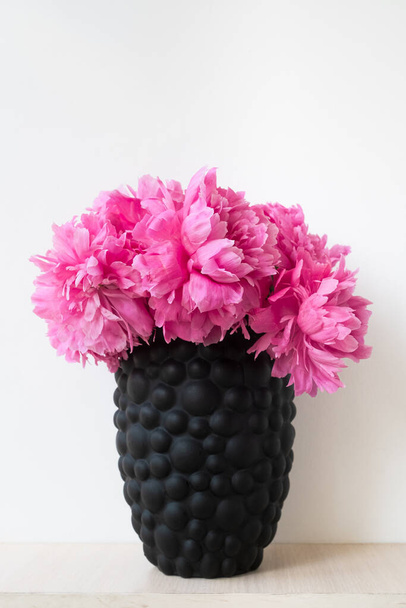 Die Pfingstrose oder Paeony rosa Blüten in der Vase im Regal. Paeonia "Sarah Bernhardt" Strauß auf weißem Hintergrund - Foto, Bild