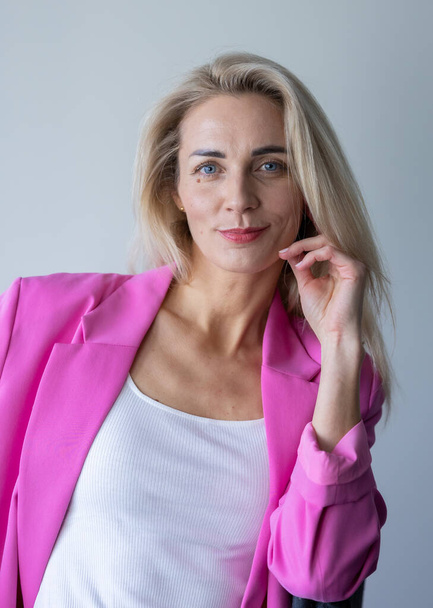 Cheerful business girl with pink weight - Foto, Bild