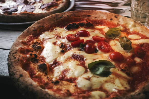 Nápolyi pizza San Marzano paradicsom élelmiszer fotózás - Fotó, kép