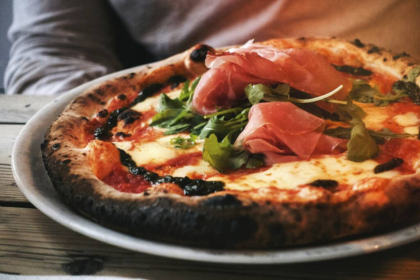 Pizza casera con prosciutto crudo fotografía de alimentos - Foto, imagen