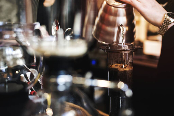 Barista making coffee using an aeropress - Foto, Bild