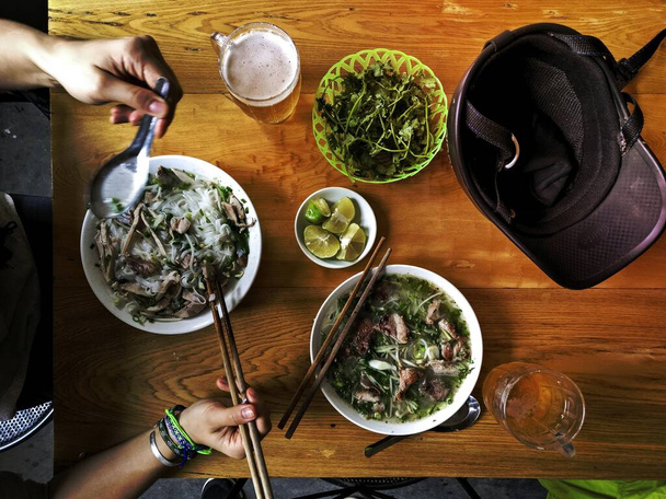 Mangiare Pho Bo, una zuppa di tagliatelle vietnamita - Foto, immagini