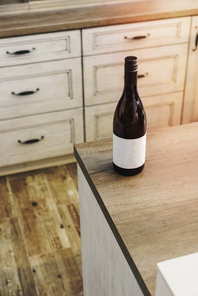 Bouteille de vin dans une cuisine - Photo, image