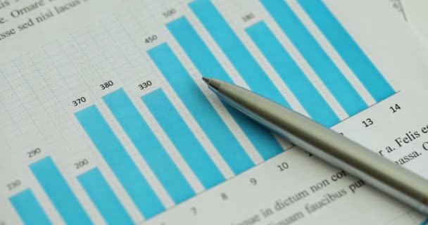 Długopis w sprawozdaniu finansowym analitycznych danych dotyczących sprzedaży. Koncepcja analizy danych i planowania inwestycji oraz statystyki przedsiębiorstw - Materiał filmowy, wideo