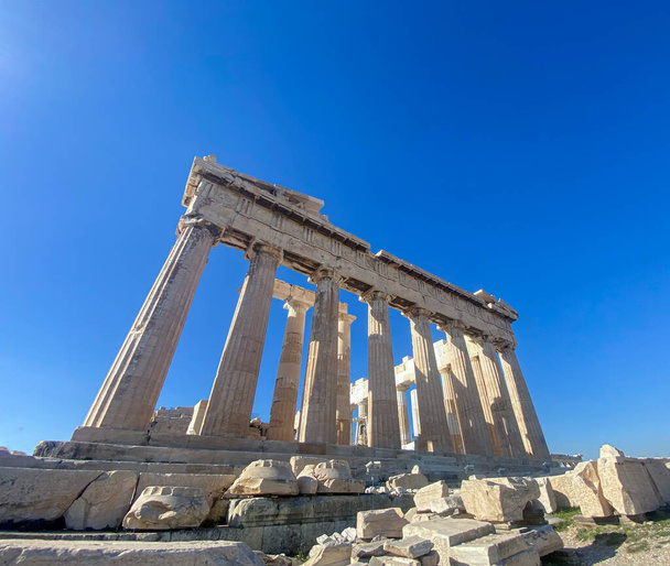 Ruines de l'Acropole à Athènes par une belle journée avec un ciel bleu - Photo, image