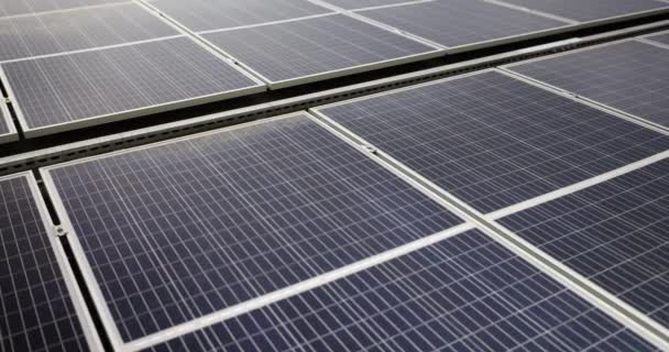 Detailní záběr na asolární panel. Closeup průmyslového solárního panelu pro výrobu elektřiny pro pouliční osvětlení ulic a silnic - Záběry, video