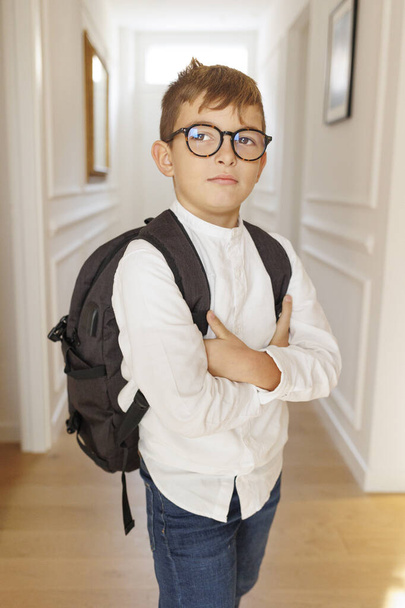 bambino con occhiali e zaino e pronto per andare a scuola - Foto, immagini