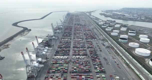 Le Havre, 19 mei 2023, Frankrijk. Bovenaanzicht vanuit de lucht Terminal Porte Oceane, containers en drukke activiteiten verplaatsen, laden en lossen logistiek. - Video