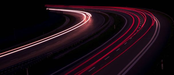 Luces de carretera nocturnas. Luces de coches en movimiento por la noche. larga exposición - Foto, imagen