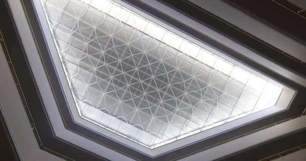 Ορθογώνιο κρεμαστό φωτιστικό οροφής και γυψοσανίδα κατασκευής σε διακόσμηση διαμερίσματος ή κατοικίας. Κομψό μοντέρνο φωτιστικό οροφής - Πλάνα, βίντεο