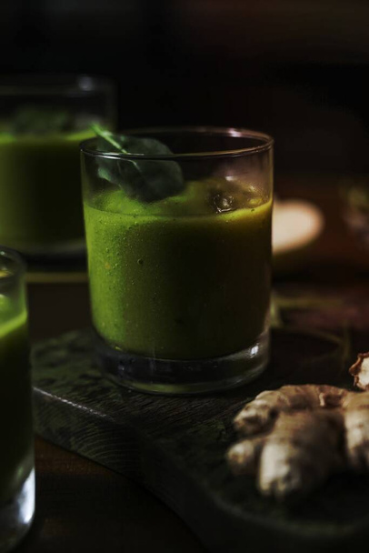 Bebida vegana de espinacas y batidos de jengibre
 - Foto, Imagen