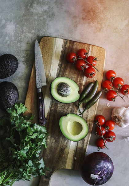 Ingrédients pour une idée de recette de photographie alimentaire guacamole frais
 - Photo, image