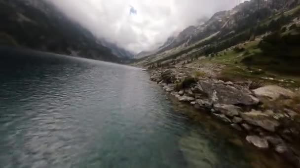 Drone aereo video FPV di un lago di montagna. Picchi innevati. Francia. - Filmati, video