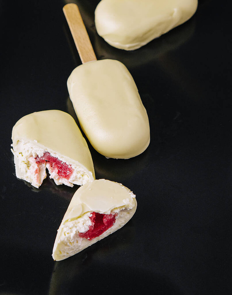 dessert from ice cream lolly with white chocolate coating - Foto, Bild
