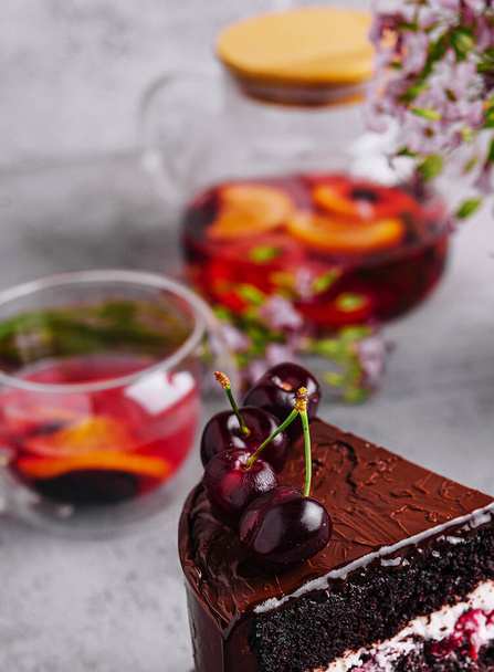 Čokoládový dort s višněmi a čokoládovou smetanou - Fotografie, Obrázek