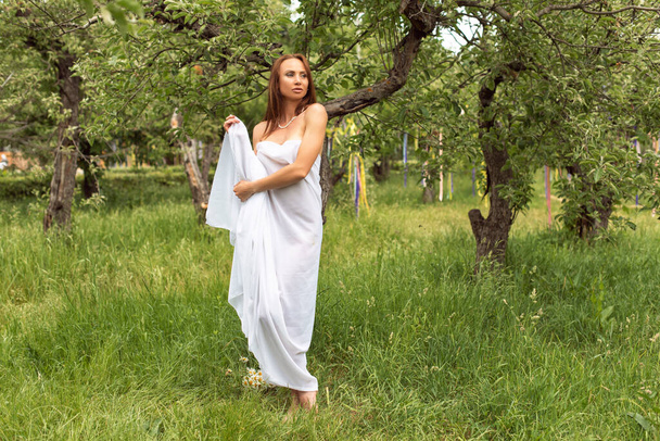 Walk with a woman in an apple orchard - Φωτογραφία, εικόνα