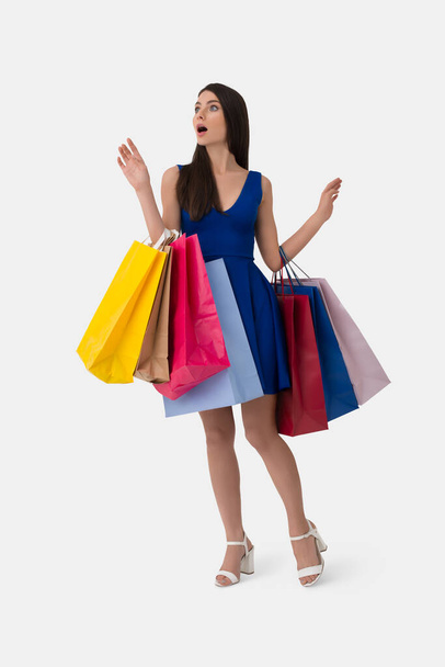 Frau mit überraschtem Gesichtsausdruck und Einkaufstüten - Foto, Bild