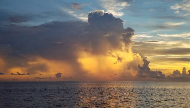 Nuages de tempête rétroéclairés colorés au-dessus de Gulfstream au large de Miami, Floride au lever du soleil. - Photo, image