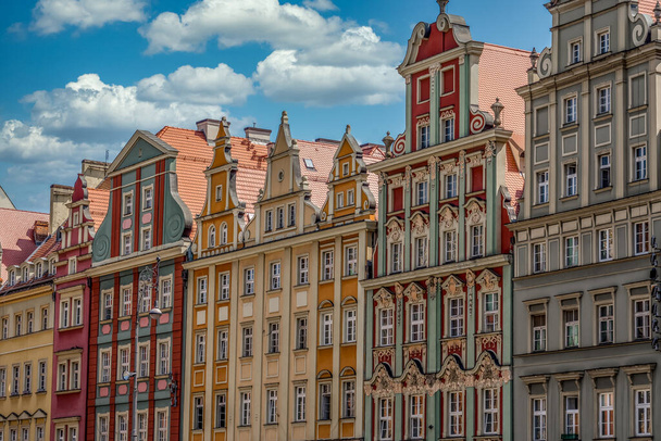 Gotisch stadhuis met rode bakstenen muren op het middeleeuwse stadsplein van Wroclaq Breslau - Foto, afbeelding