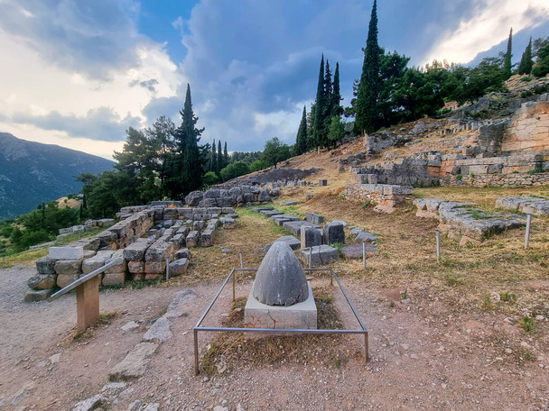 Görögország Delphi központja a világ vagy a köldök a föld közelében romjai - Fotó, kép