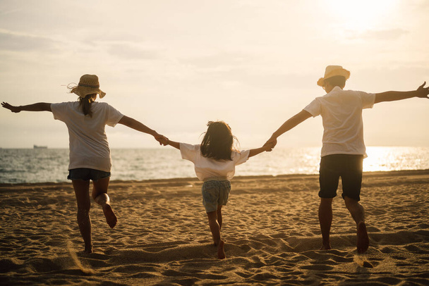 Щасливі сімейні подорожі на пляжі, Сім'я з автодорожньою подорожжю на морі влітку, Щаслива сім'я розважається на пляжі разом, Сімейні подорожі на концепції літніх канікул
 - Фото, зображення