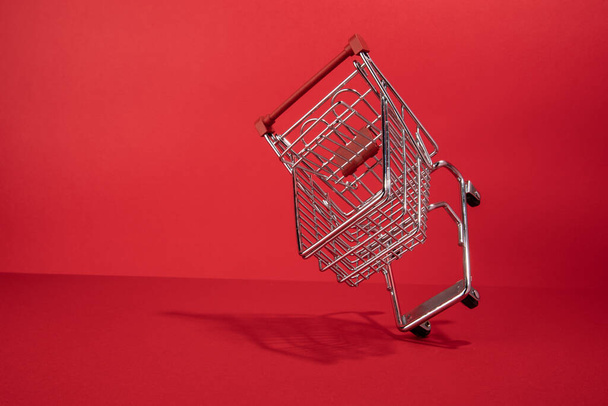 shopping cart on red background - Zdjęcie, obraz