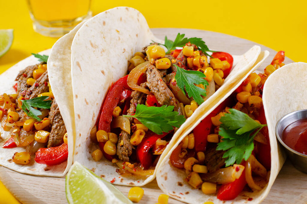 Meksikolaisia tacoja naudanlihalla ja vihanneksilla, Tacos al Pastori kirkkaan keltaisella taustalla - Valokuva, kuva