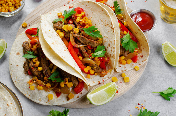 Tacos Mexicanos con Carne y Verduras, Tacos al Pastor sobre Fondo Concreto Gris - Foto, imagen