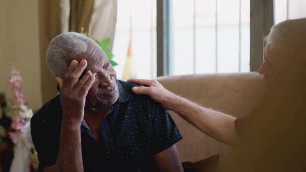 Один старший чорношкірий бореться з проблемами, які прагнуть втіхи від друга. Літня людина шукає допомоги та підтримки у важкі часи
 - Кадри, відео