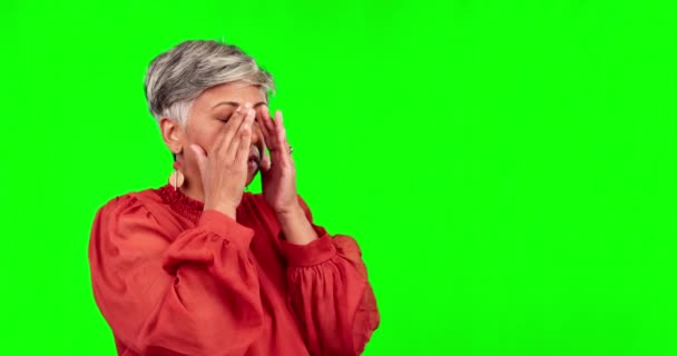 Problém, krize a starší žena na zelené obrazovce ve studiu izolované na pozadí maketa. Unavená, unavená a starší žena s mozkovou mlhou, frustrovaná nebo vyčerpaná omylem, daní a bolestí. - Záběry, video