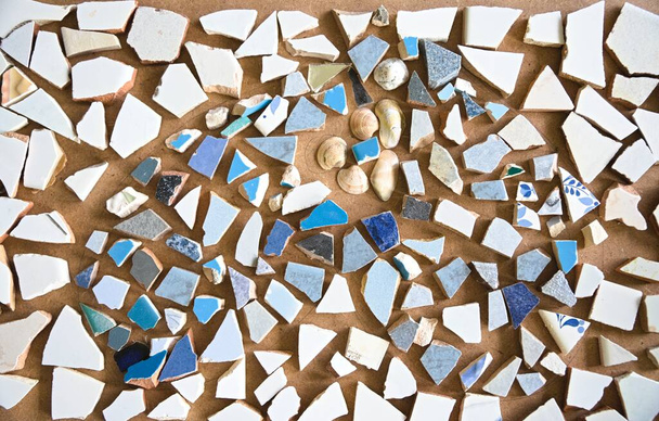 Stato grezzo di un quadro a mosaico fatto di parti di piastrelle su una tavola di legno - mosaico di piastrelle - Foto, immagini