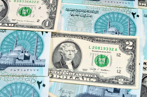 Amerikan doları banknotlarının arka planında yeni Mısır 20 EGP LE 20 polimer pound nakit para banknotu Mohamed Ali Camii, Amerikan ve Mısır döviz kurları yer alıyor - Fotoğraf, Görsel