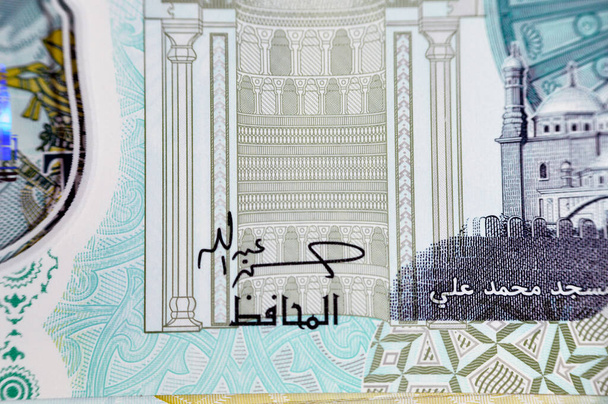 Lähikuva uusi Egyptin 20 EGP LE kaksikymmentä polymeeri puntaa käteistä rahaa seteli Bill Mohamed Ali moskeija, koristeltu tuntoon ADA pistekirjoitus pisteitä, kuningatar Kleopatra, Suuri pyramidi, faraon sotilaallinen vaunu - Valokuva, kuva