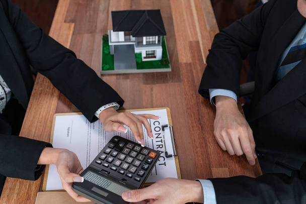 Immobilienmakler überprüfen Steuer- und Zinsberechnungen, Versicherungsverträge mit dem Kunden für Immobilienkauf und Hauskredit. Finanzberater helfen Kunden, Investitionsbudgets zu verwalten. Jubelnd - Foto, Bild