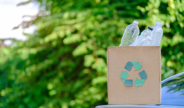 Kartondoboz használt műanyag palackokkal. Újrahasznosítás, nulla hulladék és környezetbarát koncepció.  - Fotó, kép