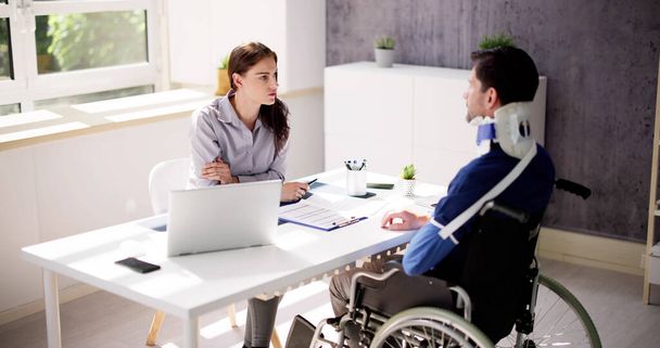 Accident Disability Claims Attorney Or Lawyer And Injured Client - Foto, Bild