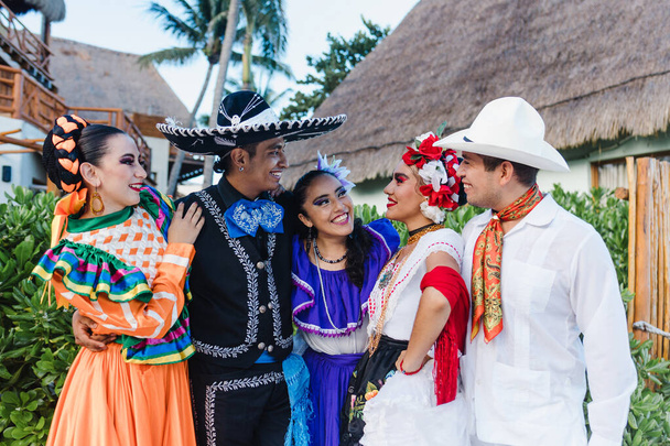 группа мексиканских танцоров в традиционном народном костюме, портрет молодых латиноамериканцев в Мексике Латинская Америка - Фото, изображение