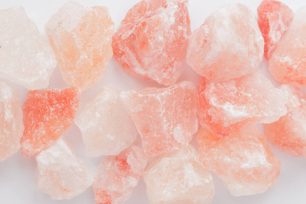 Верхний вид гималайских кристаллов соль на белом фоне - Фото, изображение