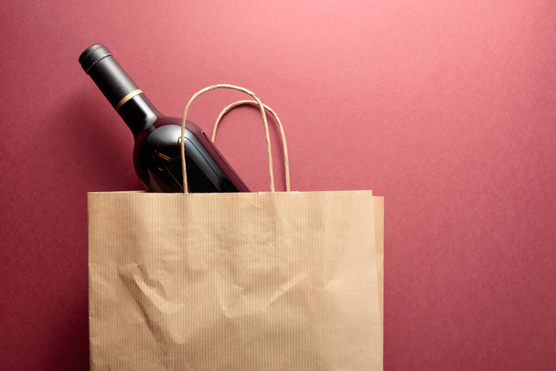 リサイクル紙のショッピングバッグには赤ワインが入っています。トップビュー、コピースペース. - 写真・画像